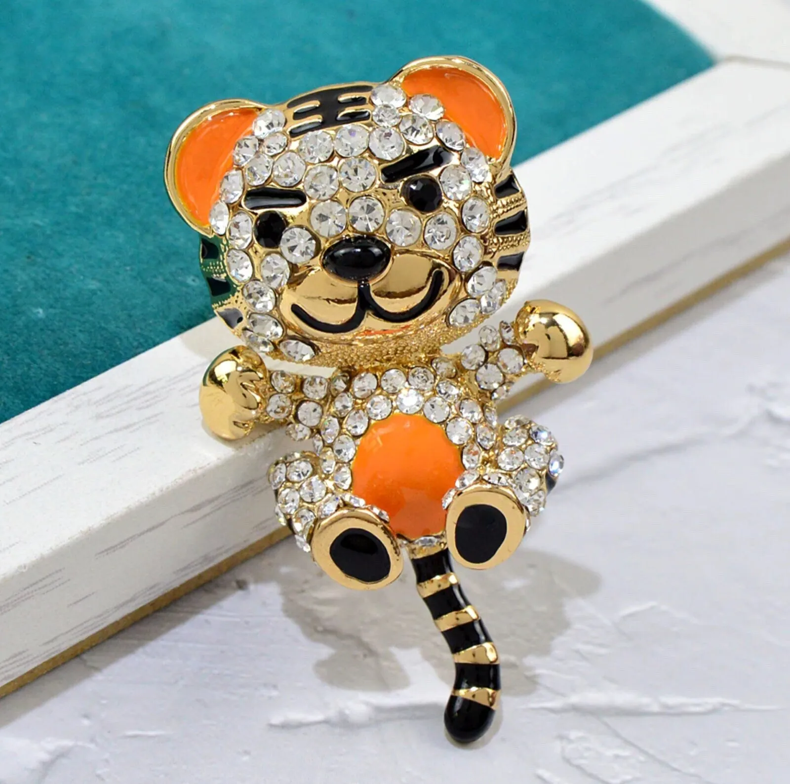 Stunning tiger teddy brooch vintage look broach diamonte gold plated pin jjj57